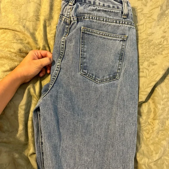 PrettyLittleThing Light Blue Straight Leg Jeans - Picture 2 of 3